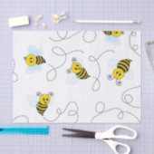 （昆虫）マルハナバチ飛んでいるイエローブラックのまわりに 薄葉紙 (クラフト)
