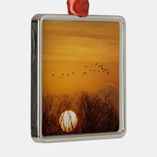 昇る太陽に影を落とした砂丘の鶴 メタルオーナメント (右)