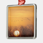 昇る太陽に影を落とした砂丘の鶴 メタルオーナメント (左)