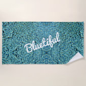 明きらめくるい青の水 ビーチタオル (正面)