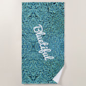 明きらめくるい青の水 ビーチタオル (正面)