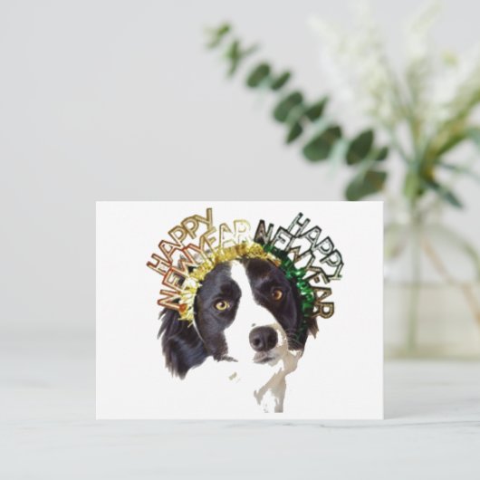 明けましておめでとうの帽子を身に着けている犬 シーズンポストカード (スタンド正面)