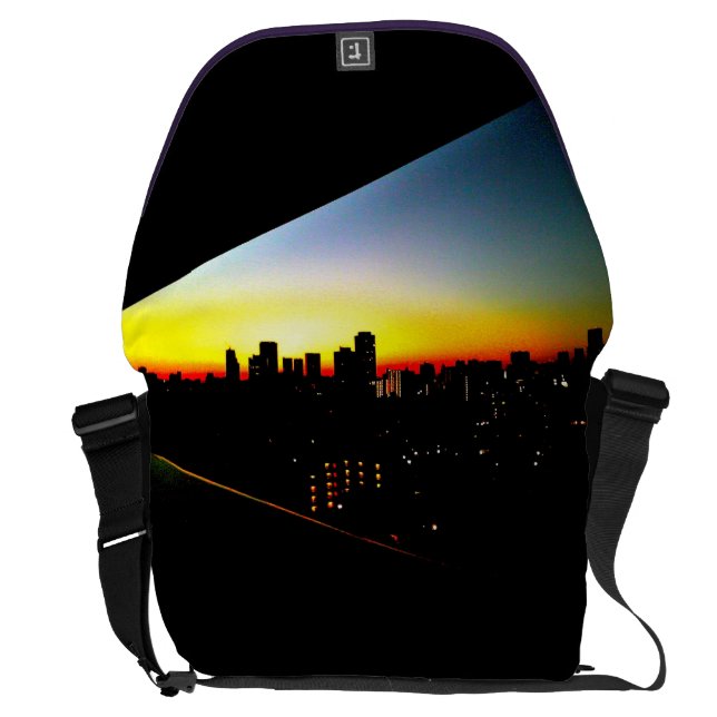 明け方の街メッセンジャーバッグ メッセンジャーバッグ (裏面オープン)
