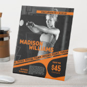 明るいはっきりしたオレンジ色のパーソナルトレーナー写真 台座サイン (インサイチュ)