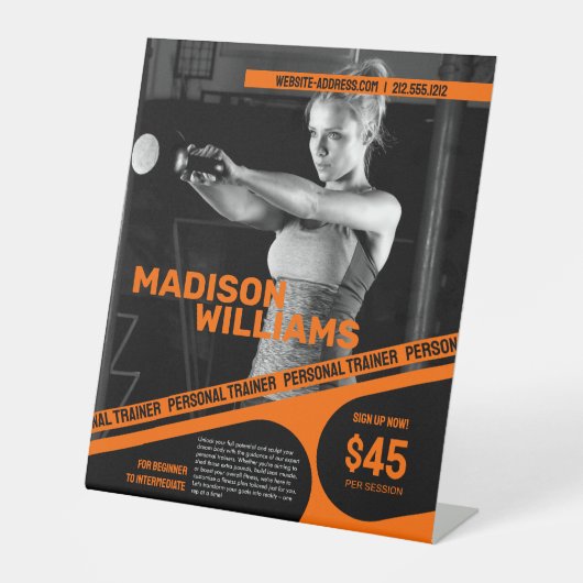 明るいはっきりしたオレンジ色のパーソナルトレーナー写真 台座サイン (正面)