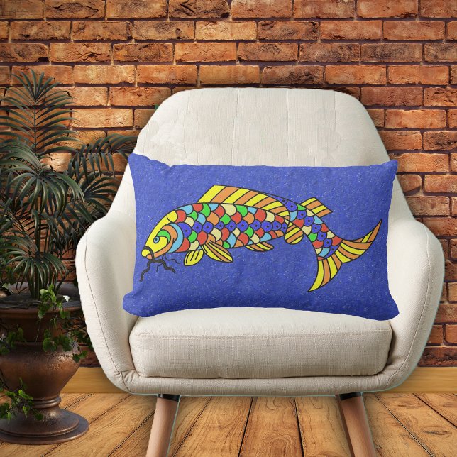 明るいはっきりしたポップ・アートのカラフルArt Fish ランバークッション (Brightly coloured fish with scales in multiple colours on deep vibrant blue home decor pillow.)