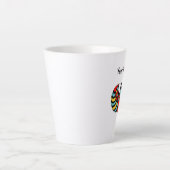 明るいはっきりした抽象芸術スカラブカブトムシ赤ブルーイエロー カフェラテマグ (正面)