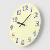 明るいアイボリーの丸時計で、大きなかわいい数字02 ラージ壁時計 (傾斜)
