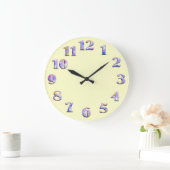 明るいアイボリーの丸時計で、大きなかわいい数字02 ラージ壁時計 (ホーム)