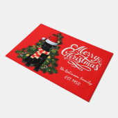 明るいエレガント黒いラブラドールのクリスマスファミリーレッド ドアマット (アングル)