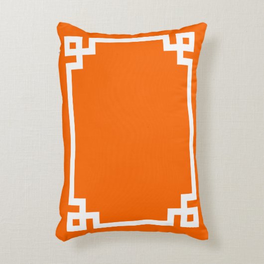 明るいオレンジと白のギリシャ語の鍵縁ど アクセントクッション (正面(垂直))