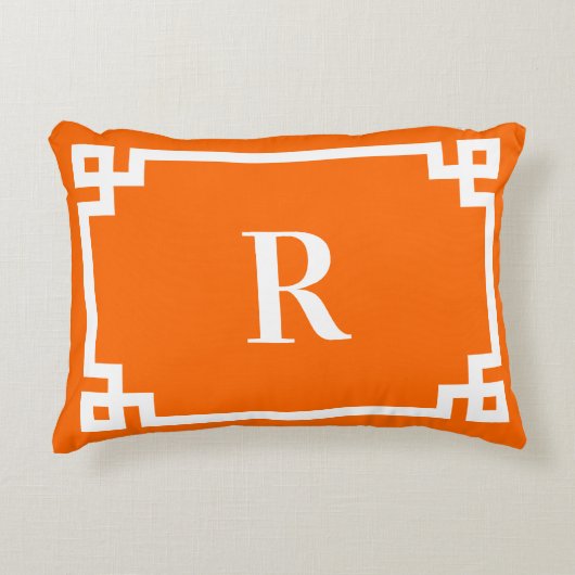 明るいオレンジと白ギリシャ語鍵モノグラ縁どム アクセントクッション (正面)