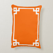 明るいオレンジと白ギリシャ語鍵モノグラ縁どム アクセントクッション (裏面(縦))