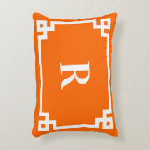 明るいオレンジと白ギリシャ語鍵モノグラ縁どム アクセントクッション (正面(垂直))