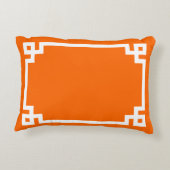 明るいオレンジと白ギリシャ語鍵モノグラ縁どム アクセントクッション (裏面)