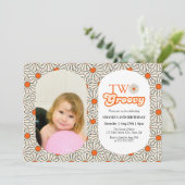 明るいオレンジのデイジー写真Groovy 2nd誕生日 招待状 (スタンド正面)