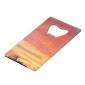 明るいオレンジ白熱［赤熱］光を放つ色の曇りの夕日 クレジットカード栓抜き (正面アングル)