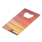 明るいオレンジ白熱［赤熱］光を放つ色の曇りの夕日 クレジットカード栓抜き (裏面アングル)