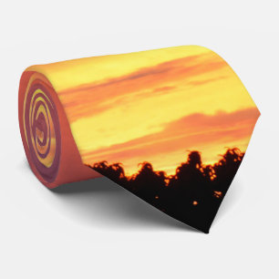 明るいオレンジ白熱［赤熱］光を放つ色の曇りの夕日 ネクタイ