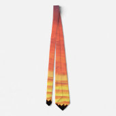 明るいオレンジ白熱［赤熱］光を放つ色の曇りの夕日 ネクタイ (裏面)