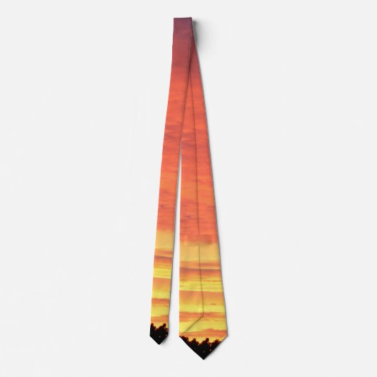 明るいオレンジ白熱［赤熱］光を放つ色の曇りの夕日 ネクタイ (裏面)