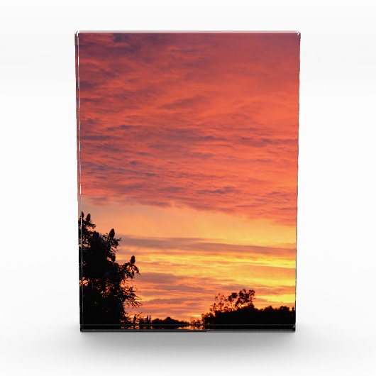 明るいオレンジ白熱［赤熱］光を放つ色の曇りの夕日 フォトブロック (正面)