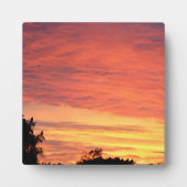 明るいオレンジ白熱［赤熱］光を放つ色の曇りの夕日 フォトプラーク (正面)
