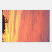 明るいオレンジ白熱［赤熱］光を放つ色の曇りの夕日 ラッピングペーパーシート (正面3)