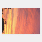 明るいオレンジ白熱［赤熱］光を放つ色の曇りの夕日 ラッピングペーパーシート (正面)