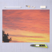 明るいオレンジ白熱［赤熱］光を放つ色の曇りの夕日 薄葉紙 (クラフト)