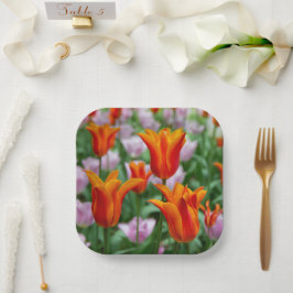 明るいオレンジ色のチューリップは、公園の紙プレート ペーパープレート