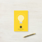 明るいオレンジ色のロゴ電球 ポストイット (デスク上)