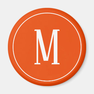 明るいオレンジ色の丸い磁石にモノグラムホワイト マグネット
