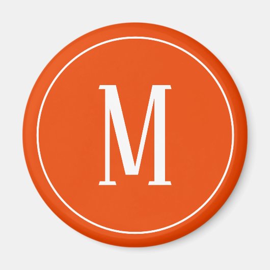 明るいオレンジ色の丸い磁石にモノグラムホワイト マグネット (正面)