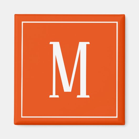 明るいオレンジ色の四角い磁石にモノグラムホワイト マグネット (正面)