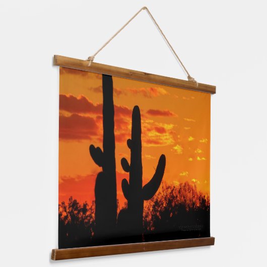 明るいオレンジ色の夕日を持つアリゾナのサグアーロ・カッティ 吊り下げ型タペストリー (傾斜あり)