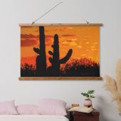 明るいオレンジ色の夕日を持つアリゾナのサグアーロ・カッティ 吊り下げ型タペストリー (寝室)