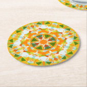 明るいオレンジ色の緑の星ベビーガールズボーイズシャワー ラウンドペーパーコースター (アングル)