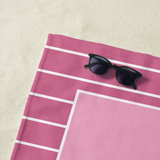 明るいカスタムピンクに白いボストライプートのいかり ビーチタオル (インサイチュ)