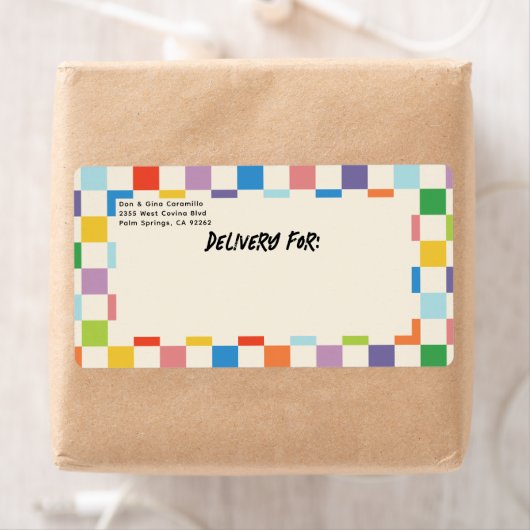 明るいカラフルチェッカーボードと差出人住所 ラベル (インサイチュ)