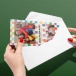 明るいカラフルチェッカーボード2フォトスキニー シーズンカード<br><div class="desc">明るく明るく、このチェッカーボードパターン（の模様が）あるスキニー縦型ホリデーカードは2つの写真と文字への簡単を備えカスタマイズている。バックアーはパターンを続け、友人や家族に送信するための長い更新メッセージのための多くのスペースを持っている。青い[デザインの編集]ボタンを使用すると、さらにデザインをコントロールできます。背景パターンの色を変更したり、フォントを入れ替えたり、背面のボックスを削除した無地のり、さらに写真を追加するなど、完全なカードに対してカスタマイズを行うことができユニークる。</div>