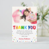 明るいカラフル子供の誕生日写真 サンキューカード (スタンド正面)