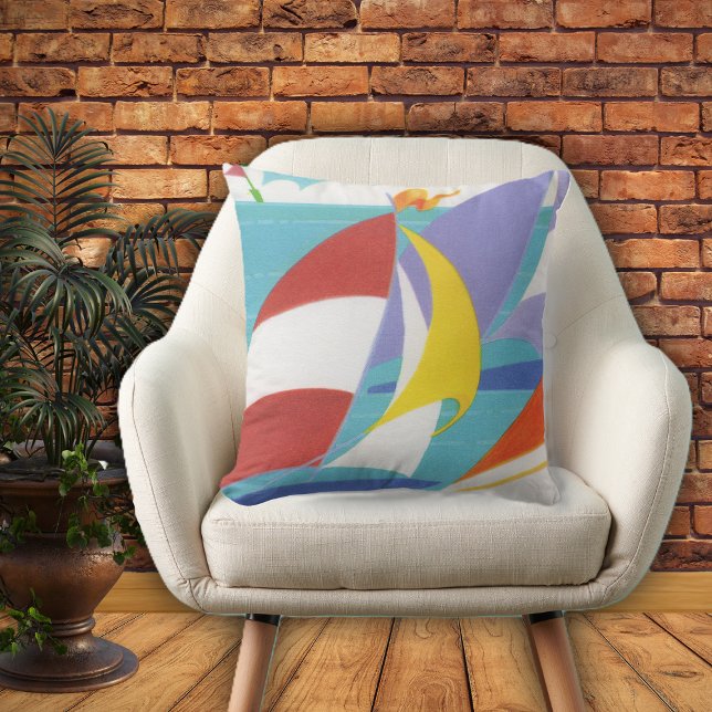 明るいカラフル帆船フラッグブルーウォーター アウトドアクッション (Bright colourful abstract sailboats in lake on home decor pillow.)