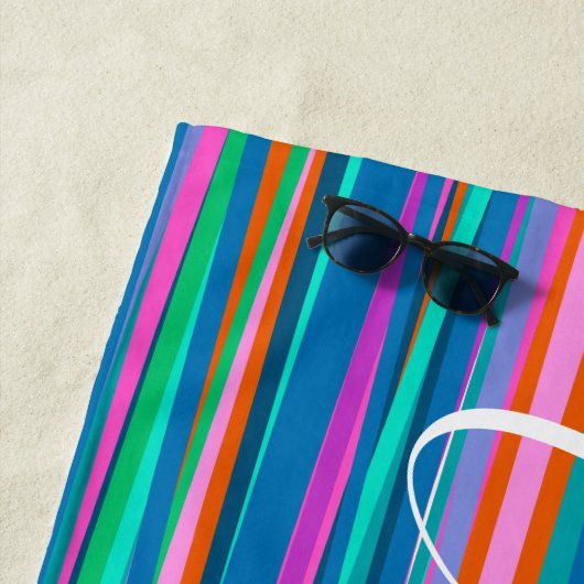 明るいカラフル鮮やかストライプのパーソナライズされた名前 ビーチタオル (インサイチュ)