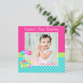 明るいキャンデーの水玉模様の女の子の第1誕生日の写真 招待状 (スタンド正面)