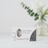 明るいグレーと濃いグレー、ポートレート写真華美 名刺 (スタンド正面)