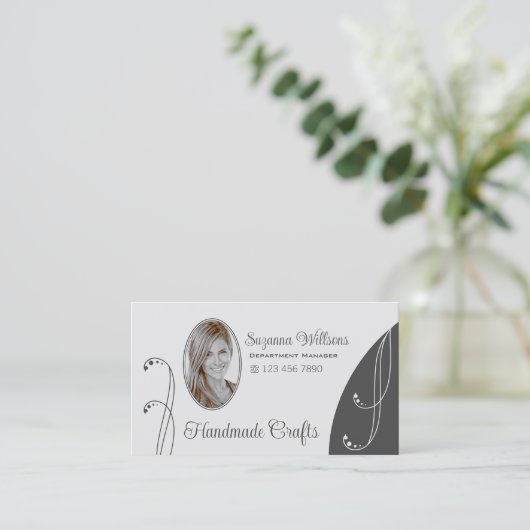 明るいグレーと濃いグレー、ポートレート写真華美 名刺 (スタンド正面)