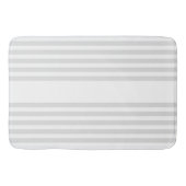 明るいグレーと白の5つのストライプパターン バスマット (正面)