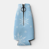 明るいコーンフラワーブルーの冬の白い雪 ボトルクーラー (裏面)