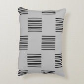 明るいシンプルグレーの黒い線のデザイン アクセントクッション (裏面(縦))